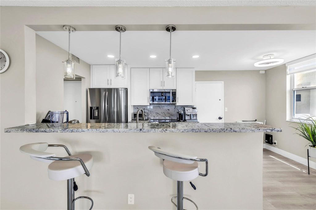 Photo of 4330 hillcrest Dr #810, Hollywood, FL 33021 (MLS # F10533466)