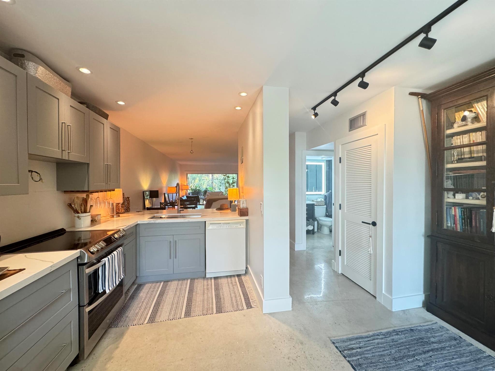 SABAL PINE CONDO - Residential