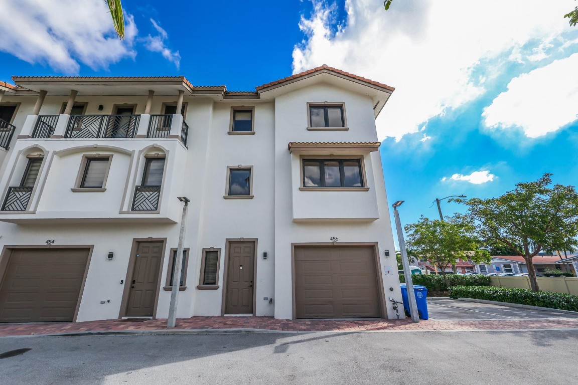 Oak Parc Villas - Residential