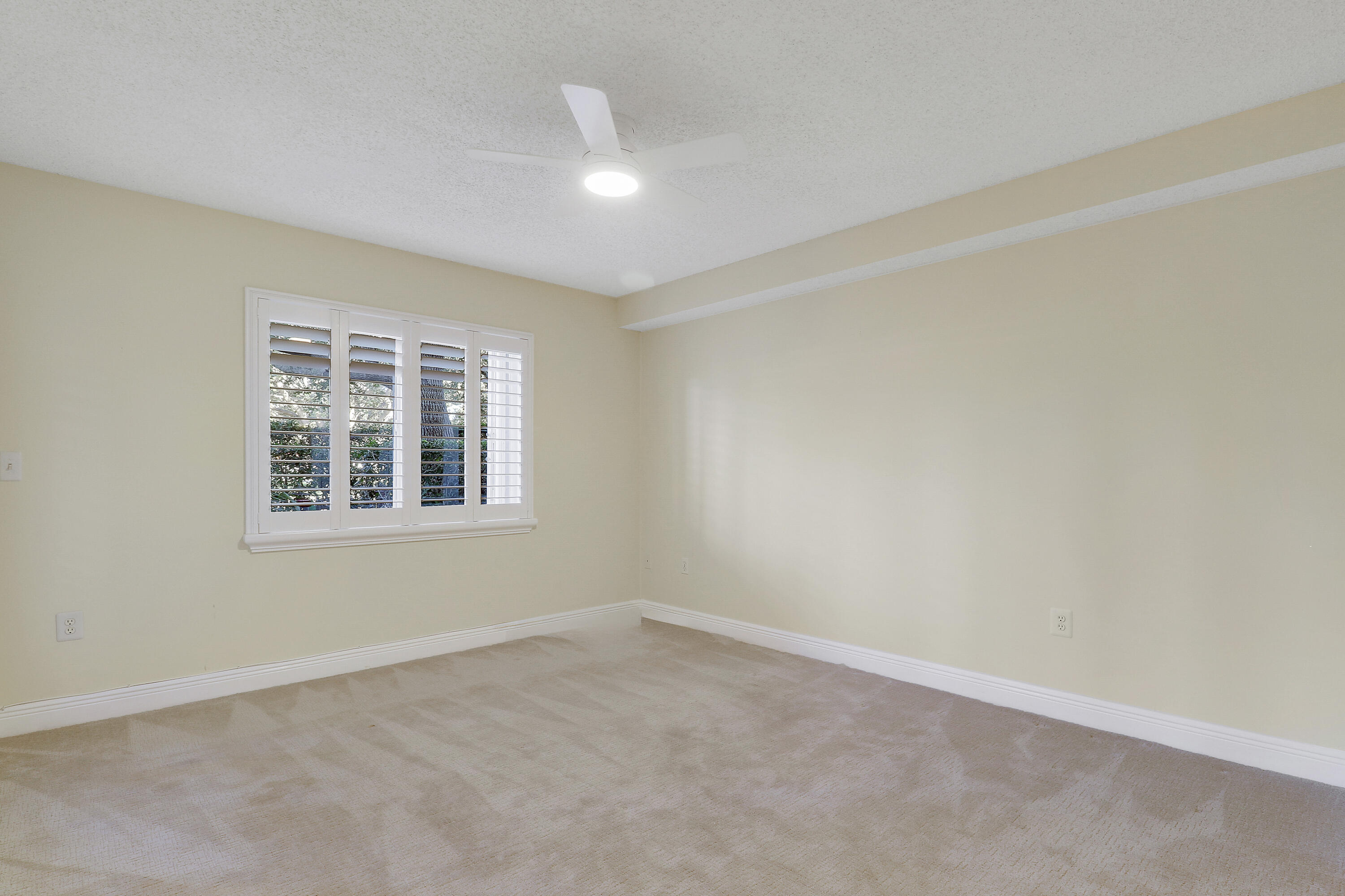 LIGHTHOUSE COVE AT TEQUESTA CONDO - Residential