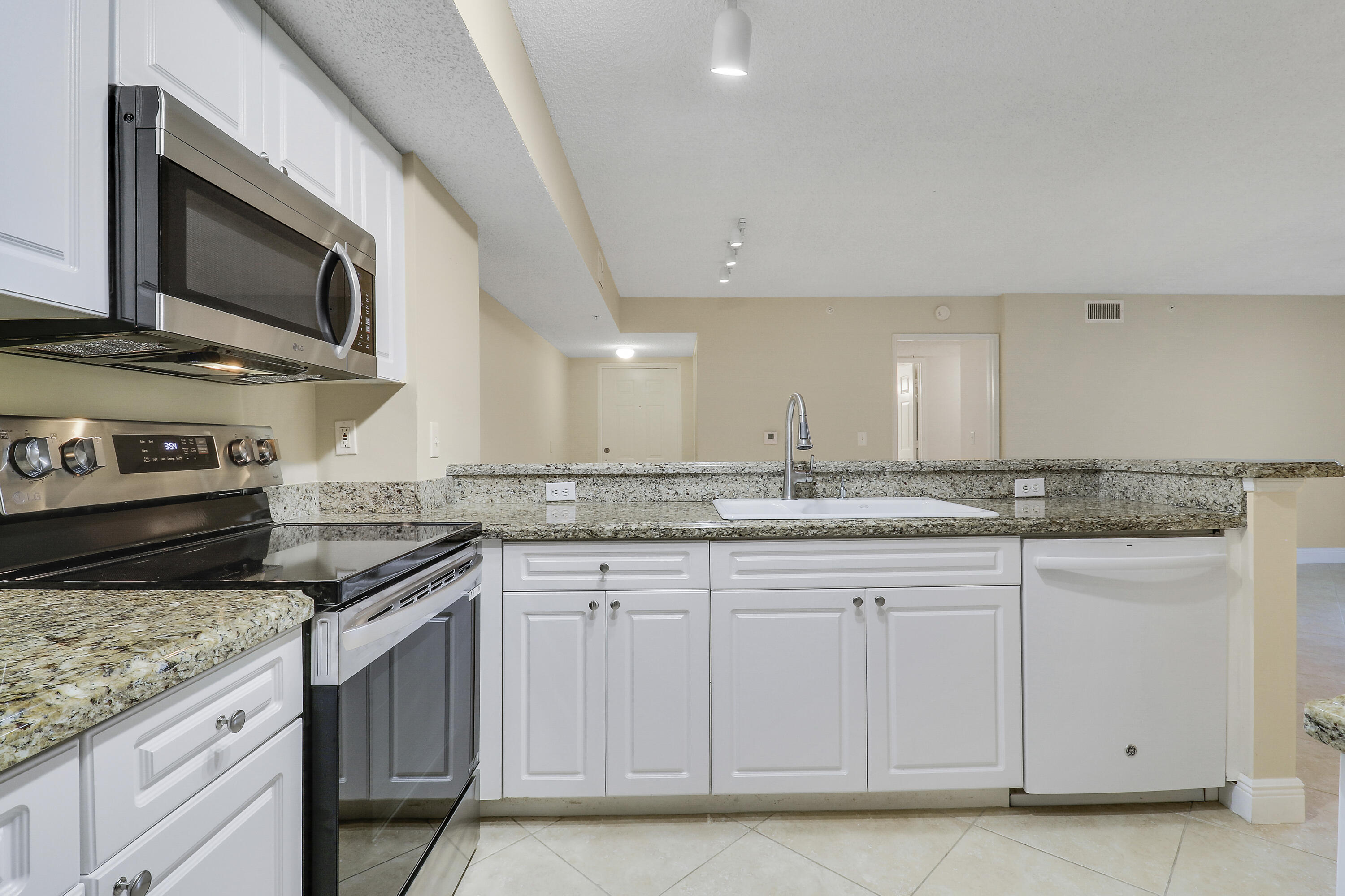 LIGHTHOUSE COVE AT TEQUESTA CONDO - Residential