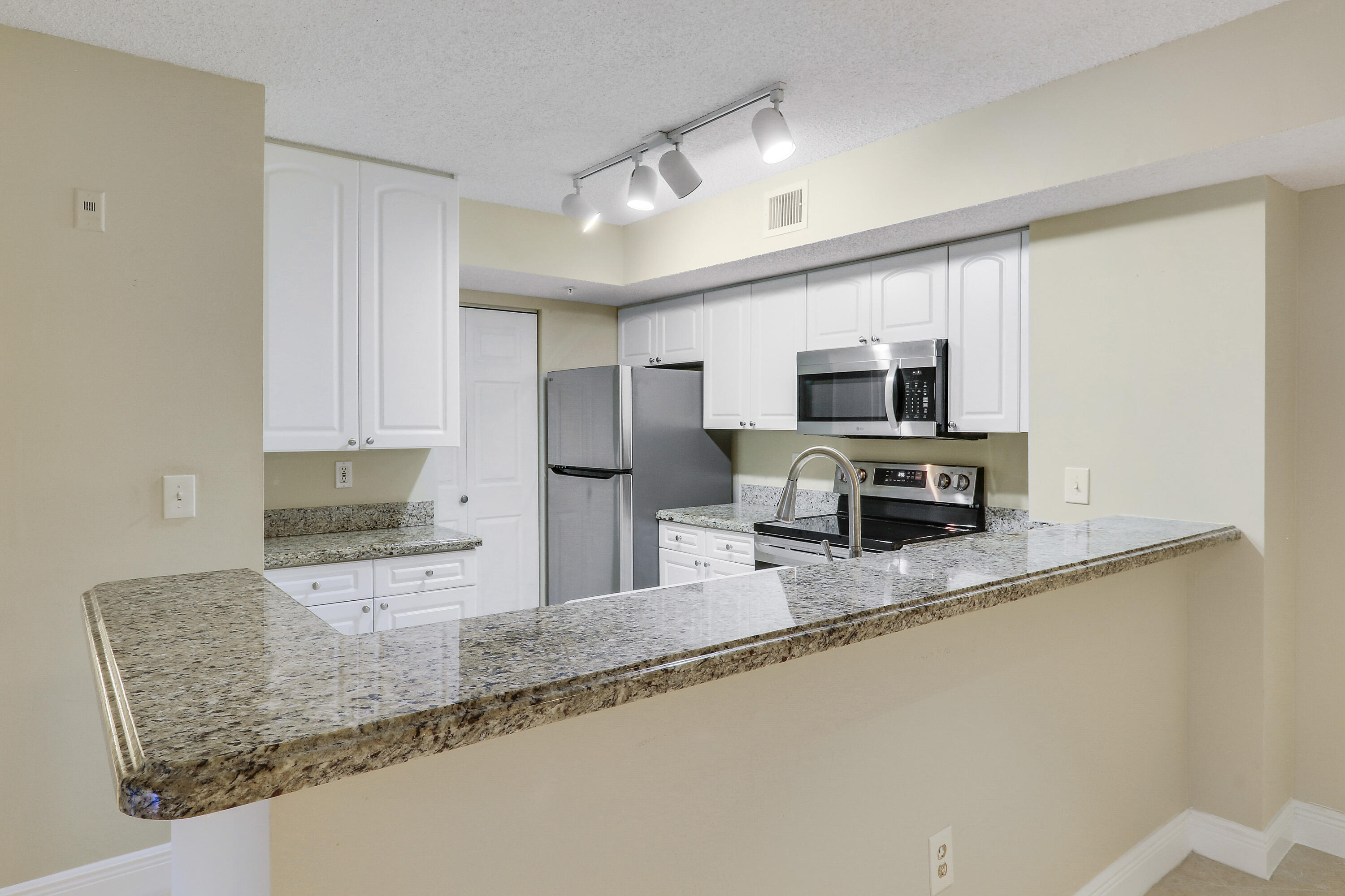 LIGHTHOUSE COVE AT TEQUESTA CONDO - Residential