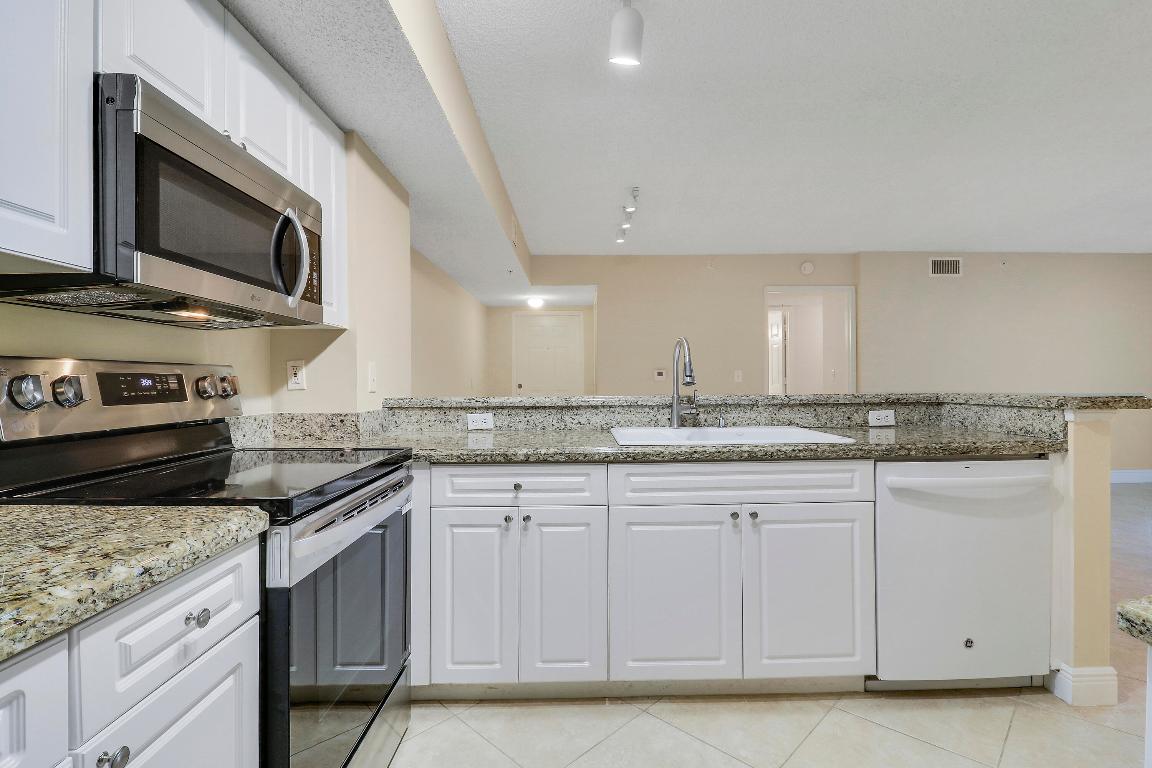 LIGHTHOUSE COVE AT TEQUESTA CONDO - Residential
