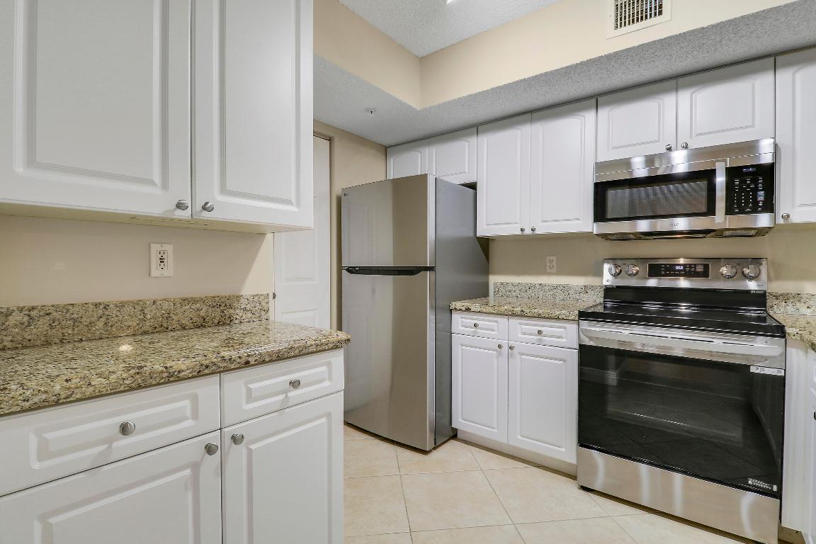 LIGHTHOUSE COVE AT TEQUESTA CONDO - Residential