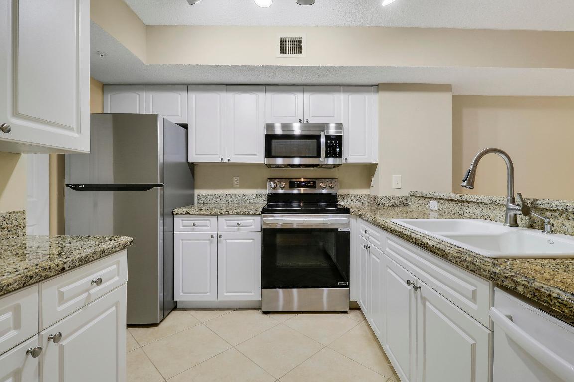 LIGHTHOUSE COVE AT TEQUESTA CONDO - Residential