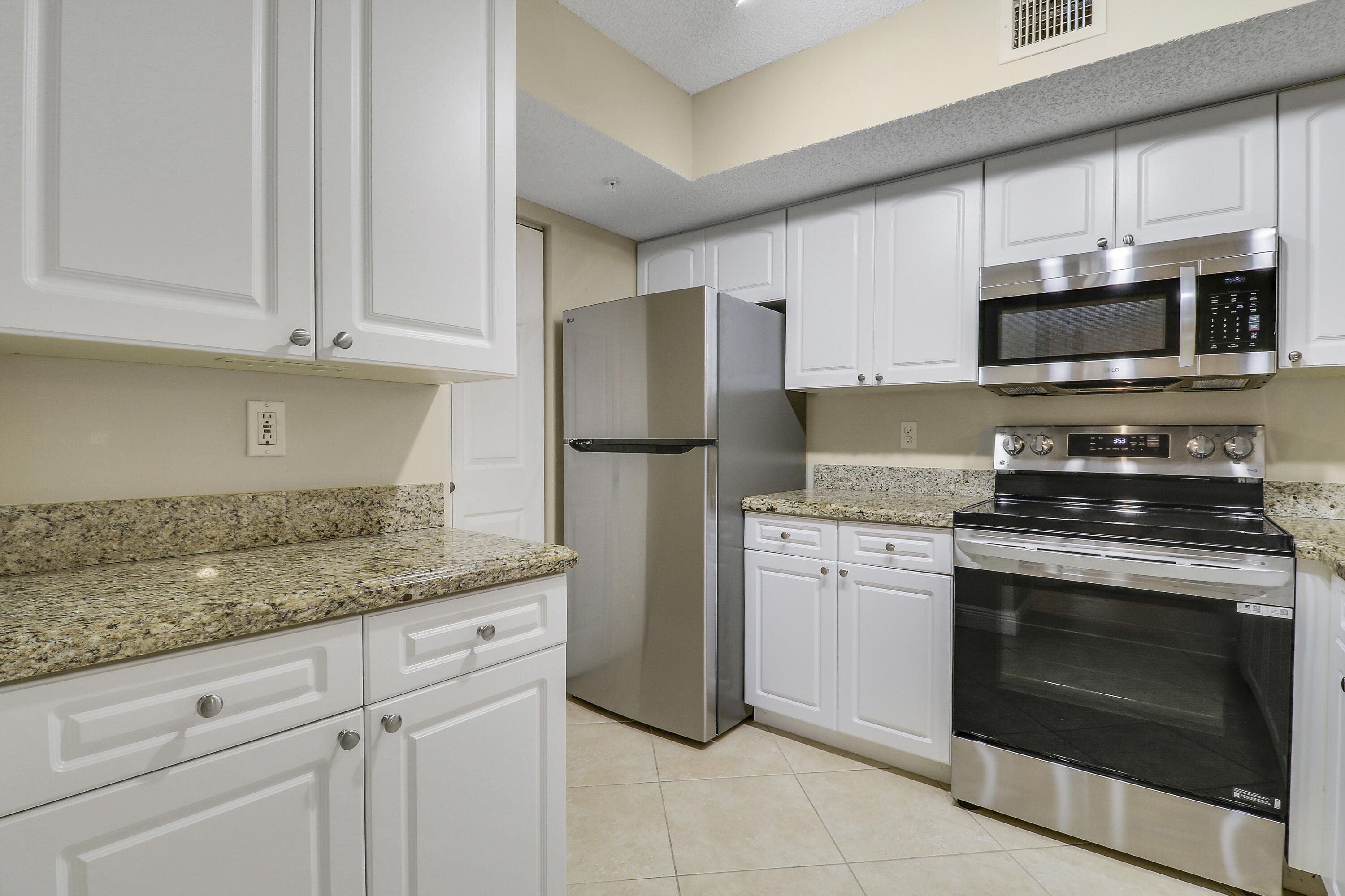 LIGHTHOUSE COVE AT TEQUESTA CONDO - Residential