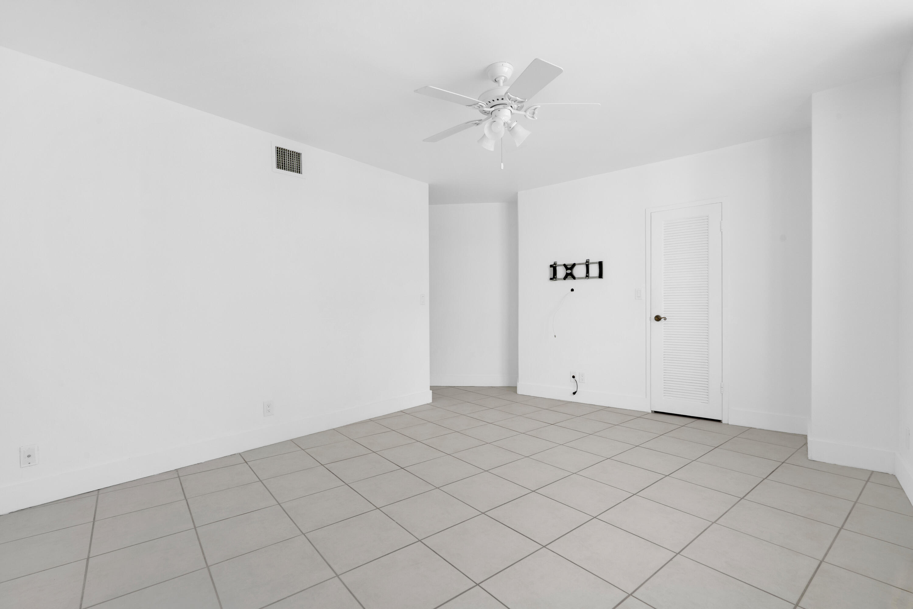 SEA AIR TOWERS CONDO - Residential Lease