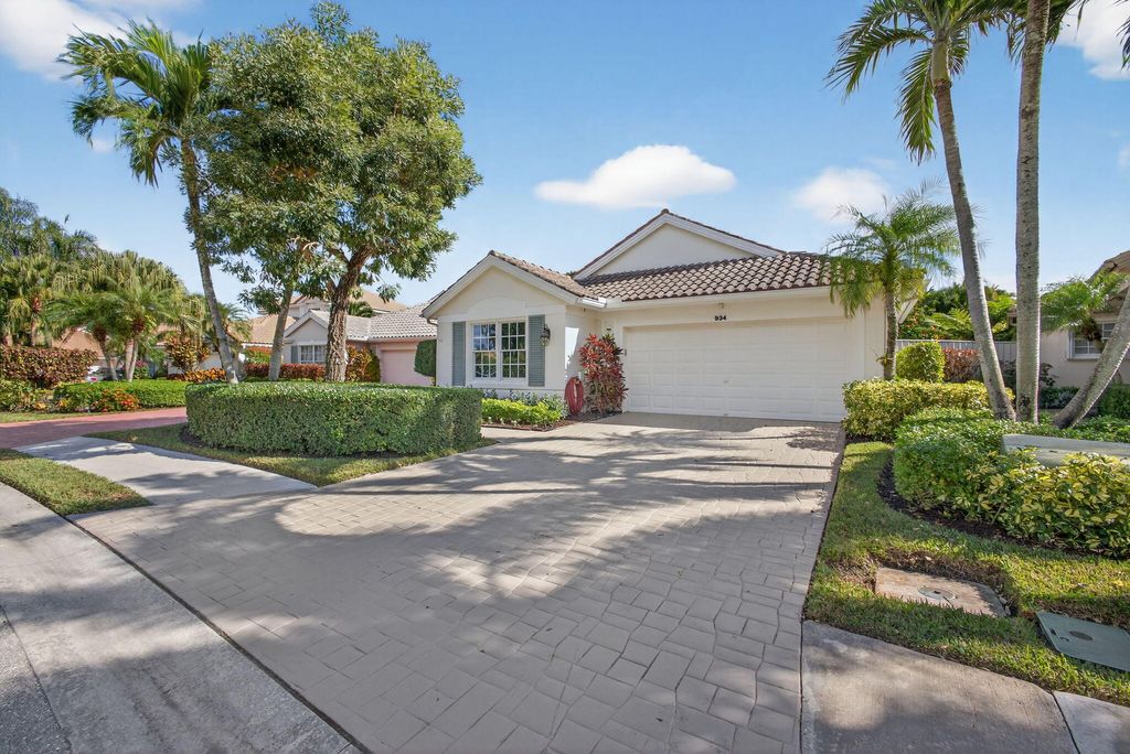 Photo of 934 Augusta Pointe Drive, Palm Beach Gardens, FL 33418 (MLS # R11142928)
