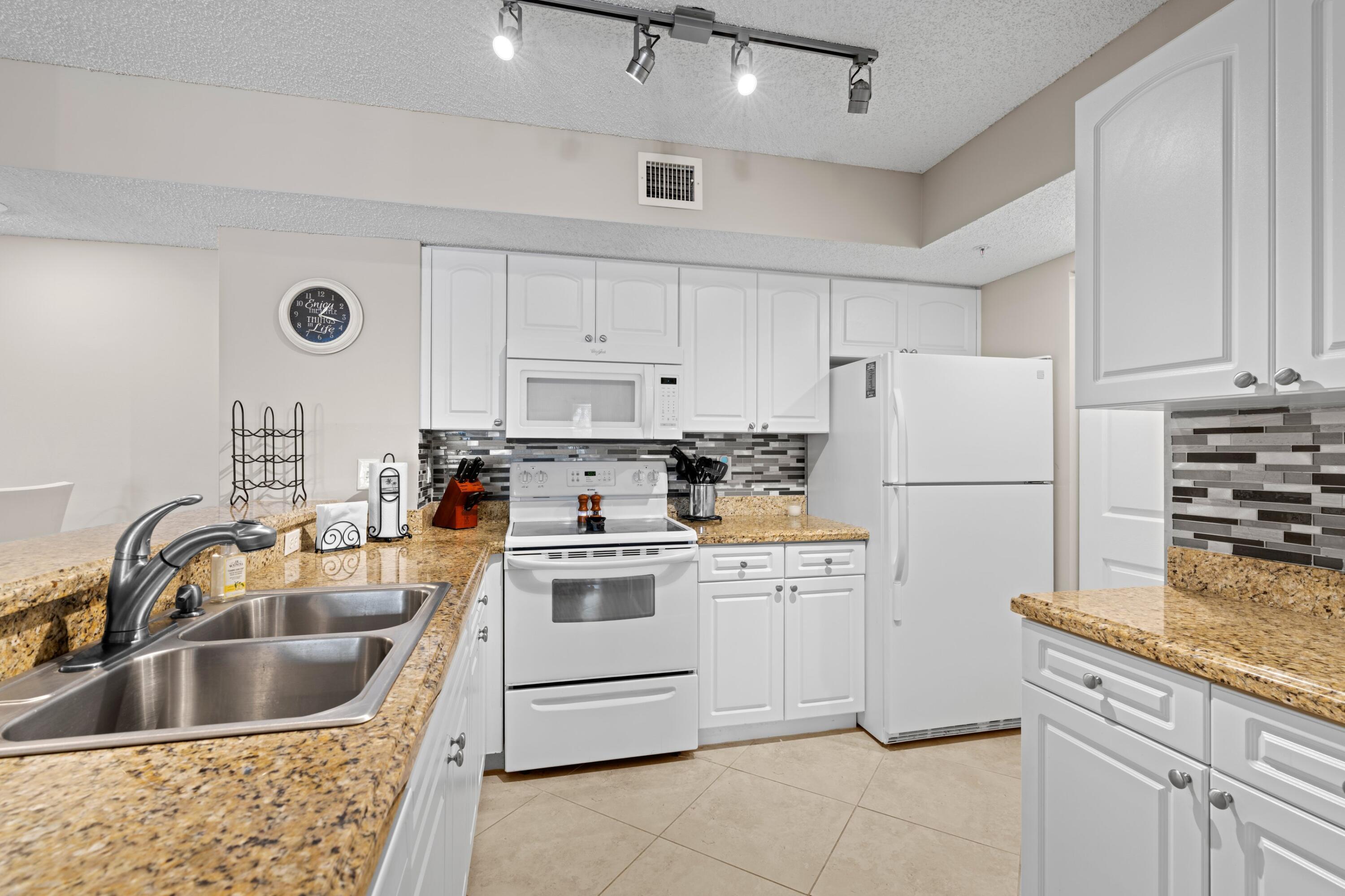LIGHTHOUSE COVE AT TEQUESTA CONDO - Residential
