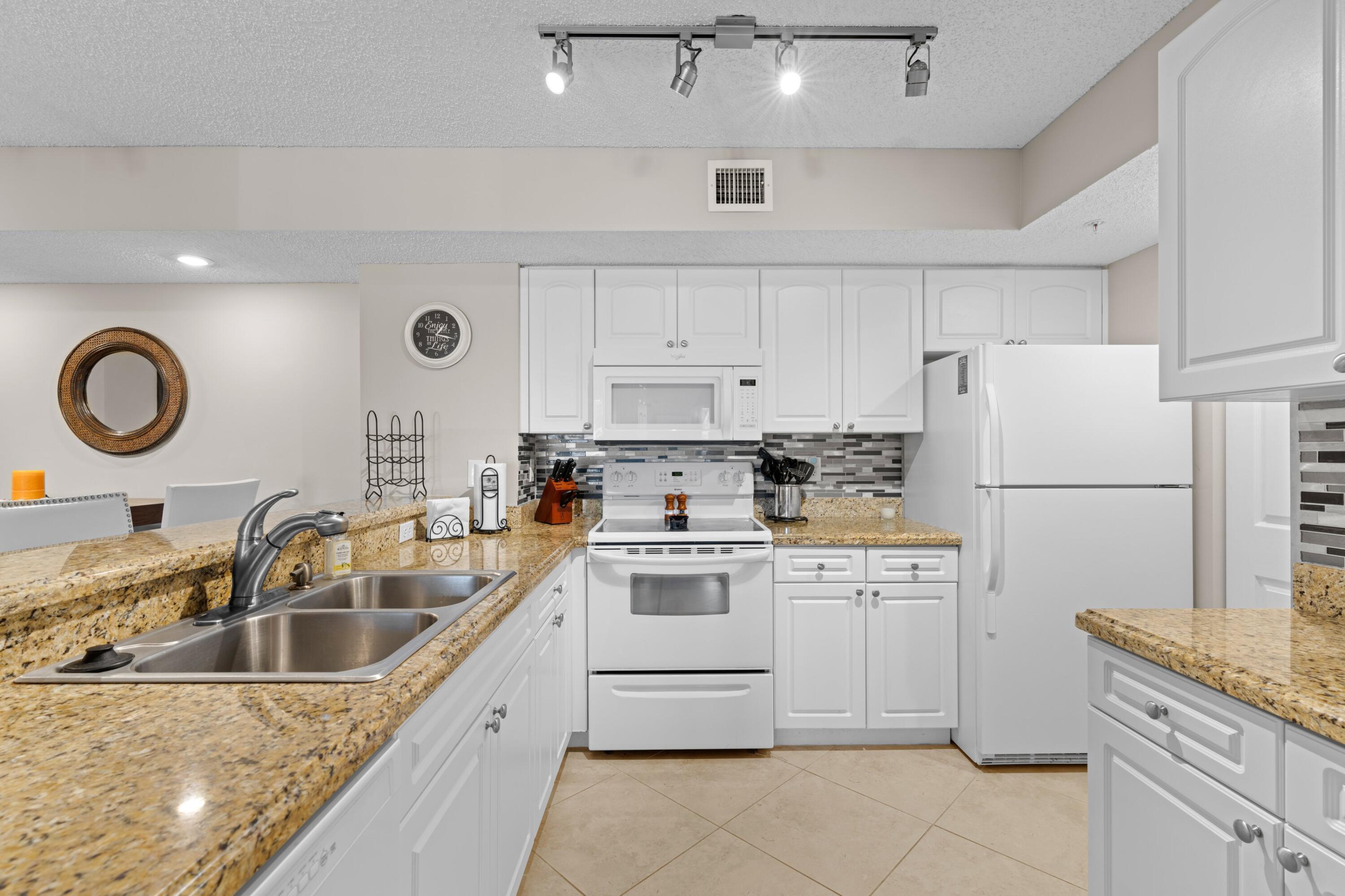 LIGHTHOUSE COVE AT TEQUESTA CONDO - Residential