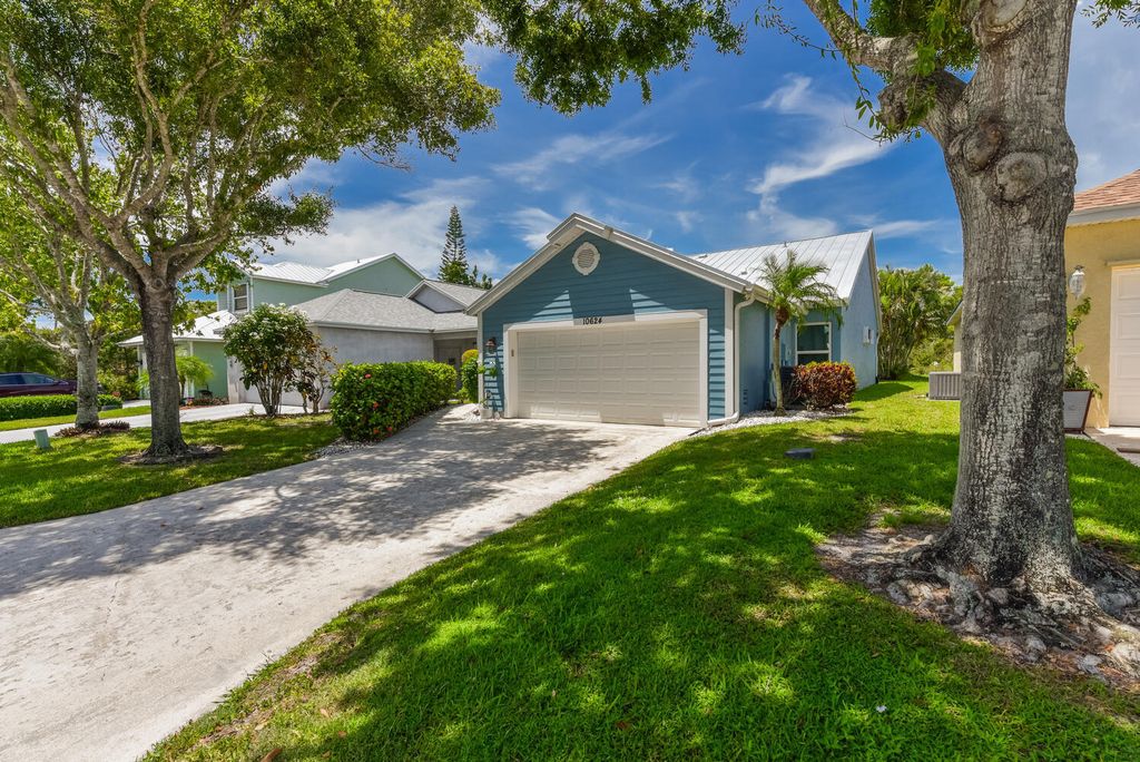 Photo of 10624 SE Rosemarie Court, Hobe Sound, FL 33455 (MLS # R11009410)