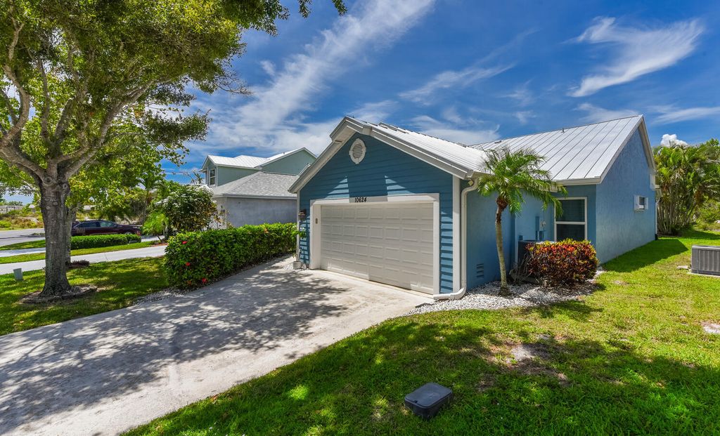 Photo of 10624 SE Rosemarie Court, Hobe Sound, FL 33455 (MLS # R11009410)
