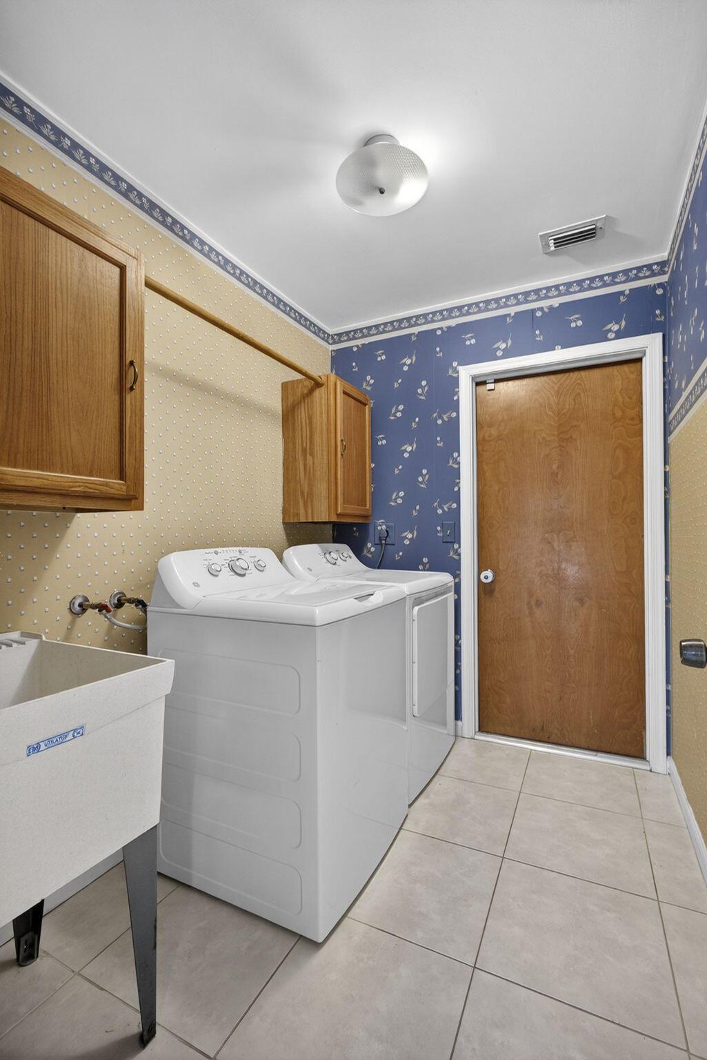 PINEWOOD GROVE OF WELLING - Residential Lease