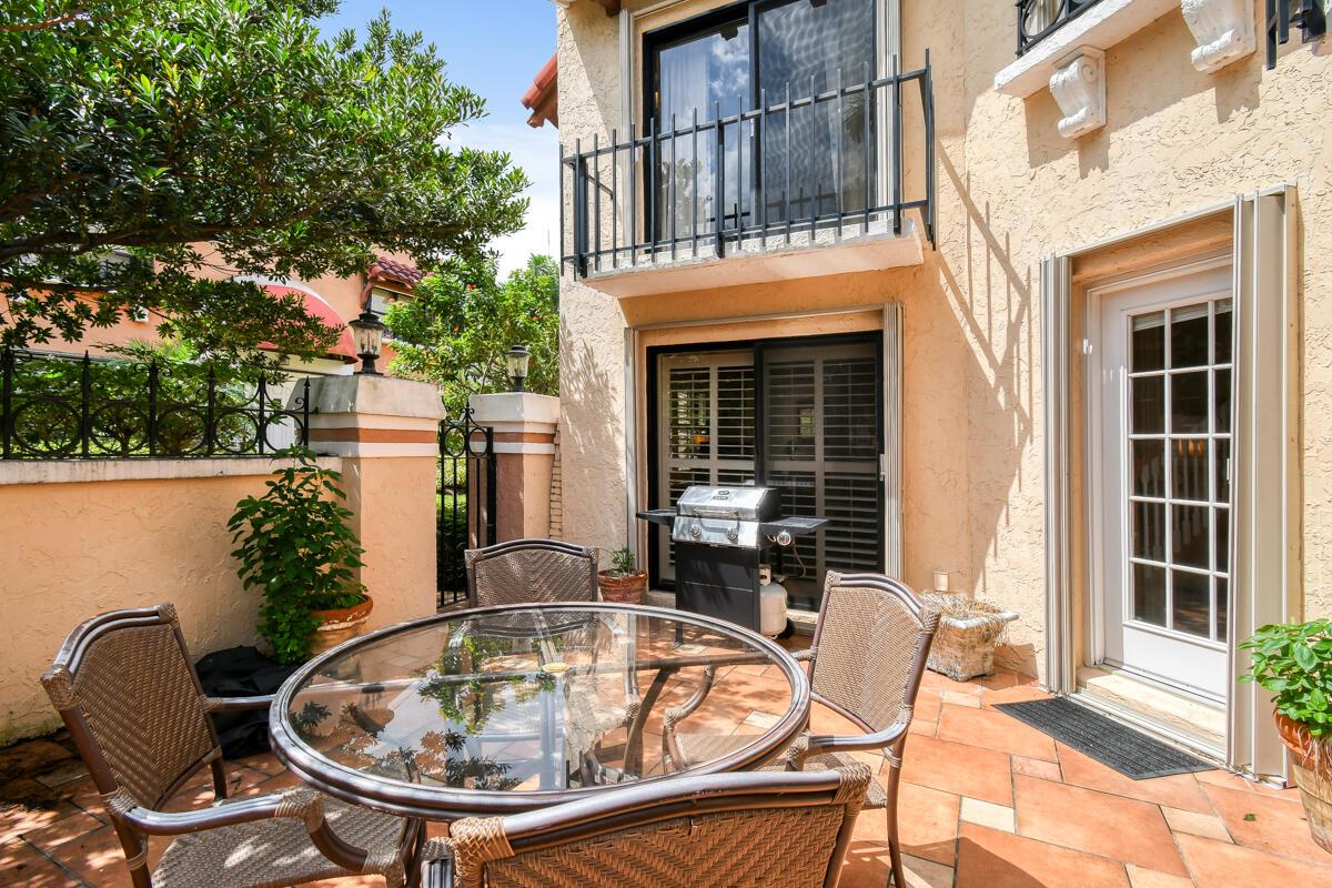 Uno Lago - Residential Lease