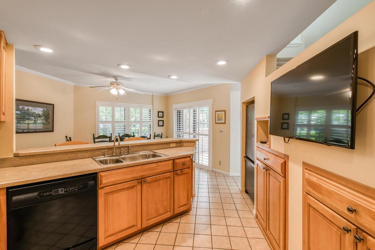 Uno Lago - Residential Lease