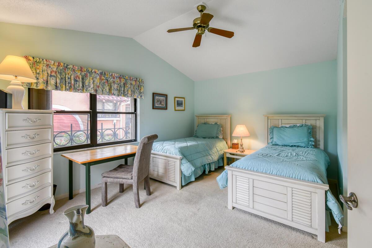 Uno Lago - Residential Lease