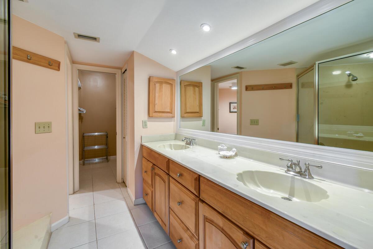 Uno Lago - Residential Lease