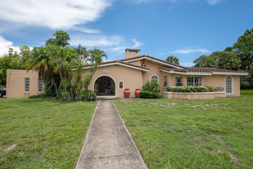 Photo of 1010 Grandview Boulevard, Fort Pierce, FL 34982 (MLS # R10971407)