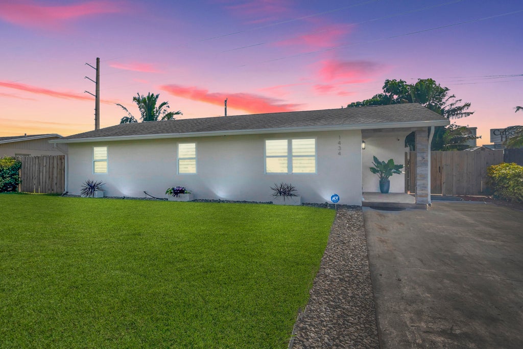Photo of 1434 W Hardee Street, Lantana, FL 33462 (MLS # R10938263)