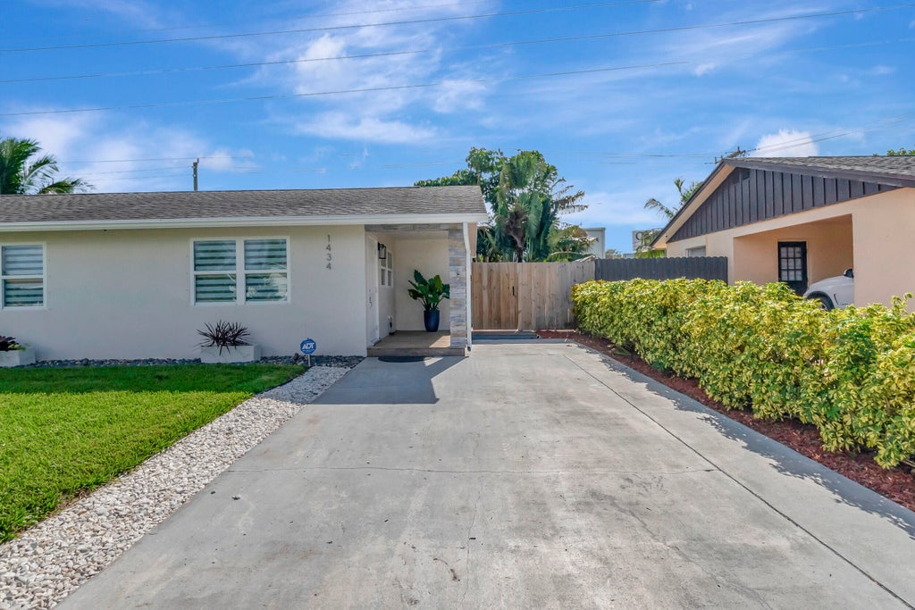 Photo of 1434 W Hardee Street, Lantana, FL 33462 (MLS # R10938263)