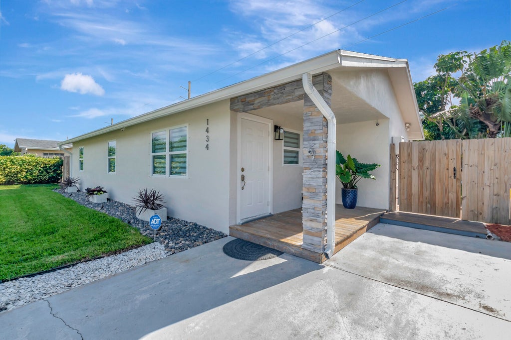 Photo of 1434 W Hardee Street, Lantana, FL 33462 (MLS # R10938263)