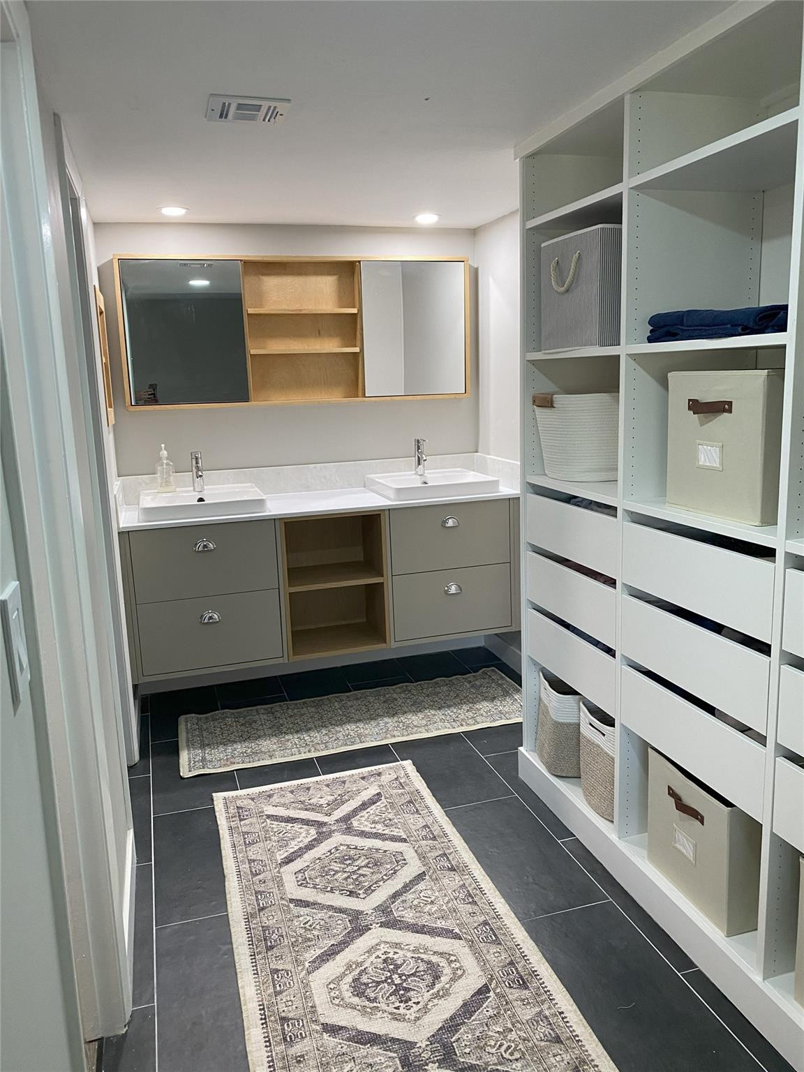 GREEN LAKES CONDO 1 THRU 21 OR3248P1 - Residential