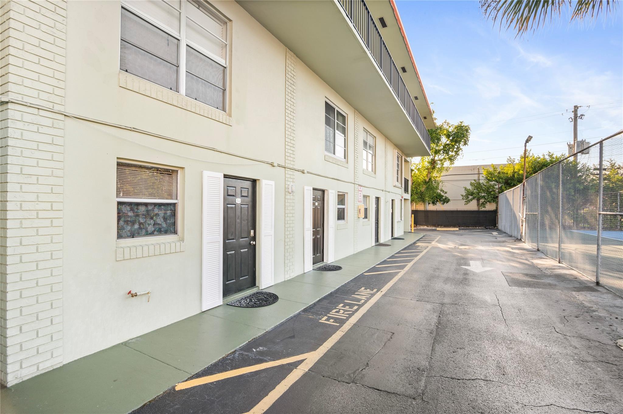 RACQUET CLUB - Residential Lease