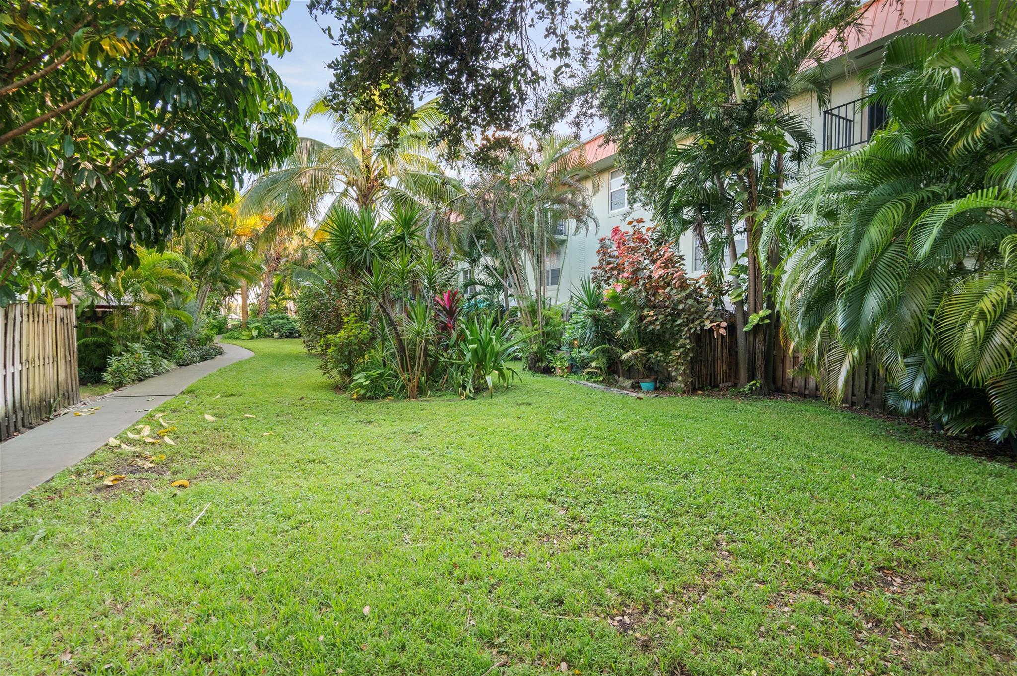 RACQUET CLUB - Residential Lease