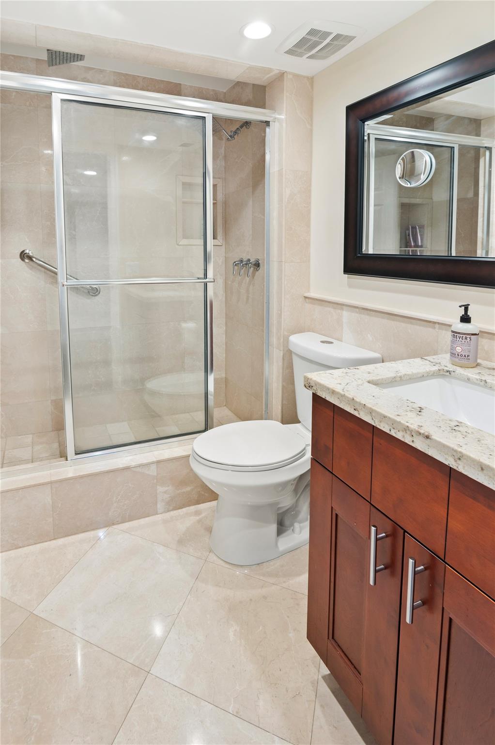 RACQUET CLUB - Residential Lease