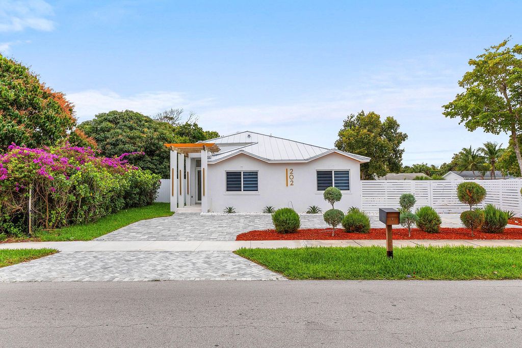 Photo of 202 SE 4th Street, Delray Beach, FL 33483 (MLS # B26004696)