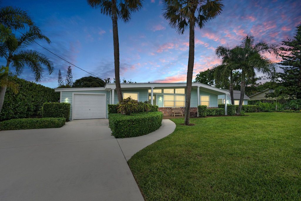 Photo of 429 SW Harbor Street, Stuart, FL 34997 (MLS # R10896904)