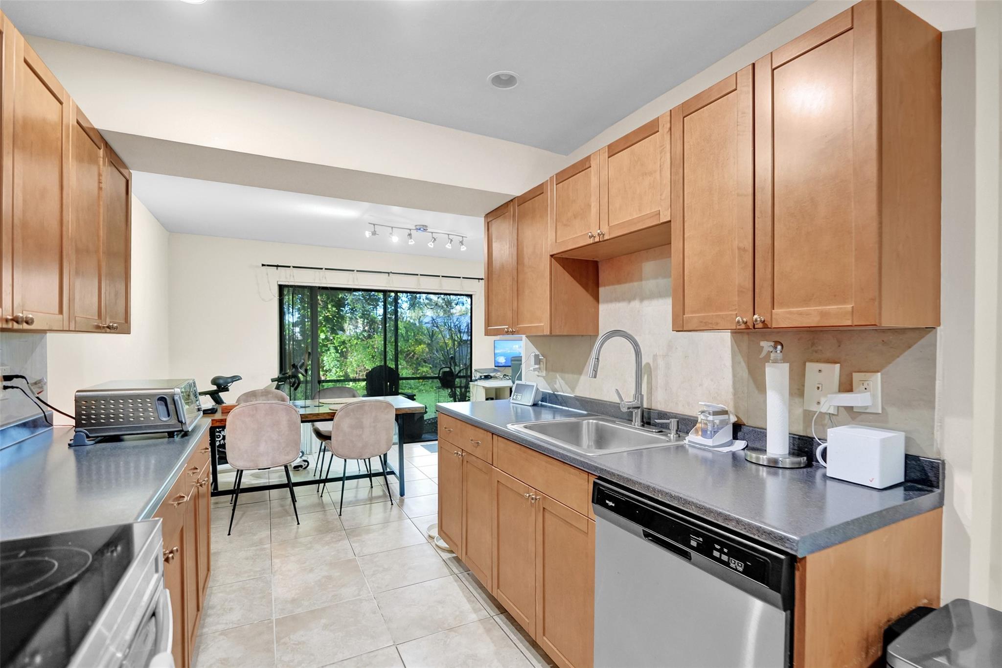 Oakwood On The Green Cond - Residential Lease