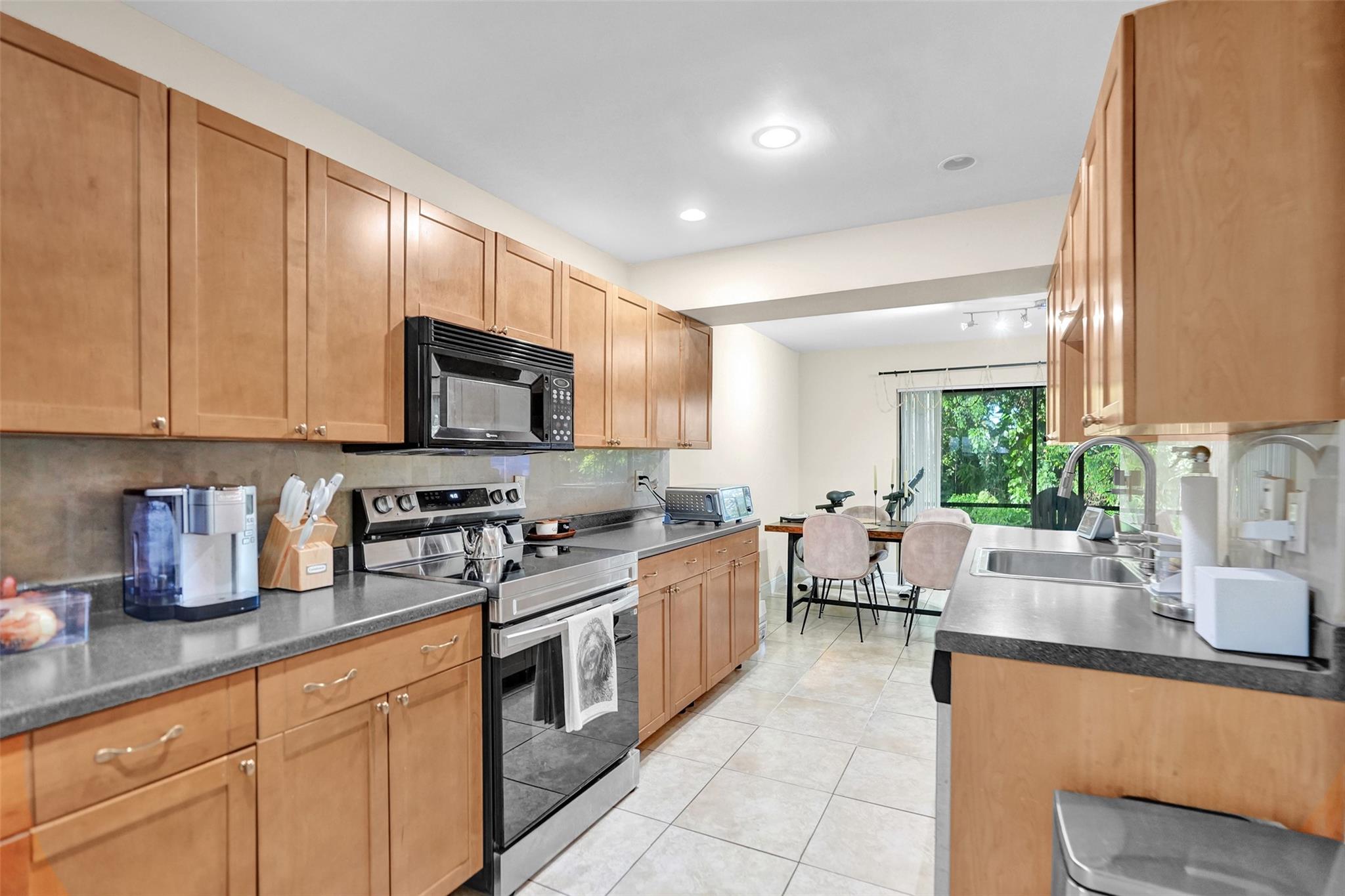 Oakwood On The Green Cond - Residential Lease