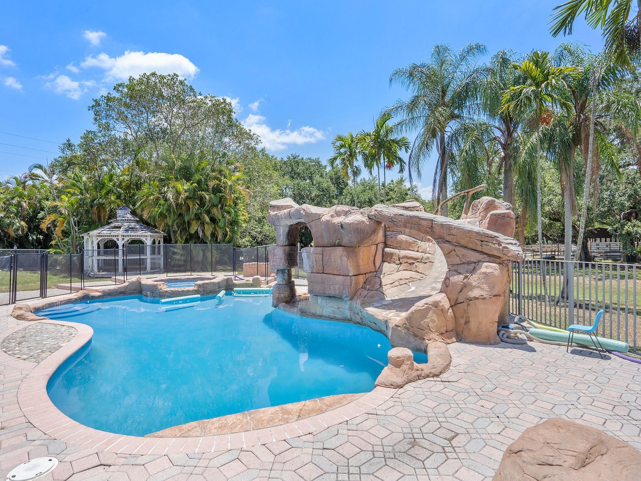 Shauna Leigh 155-23 B - Residential