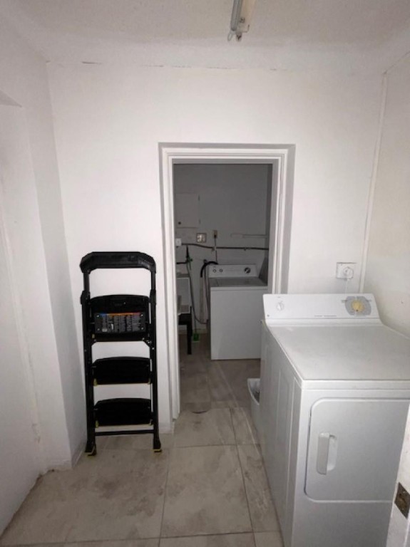 Hollywood Park 4-19 B - Residential Lease