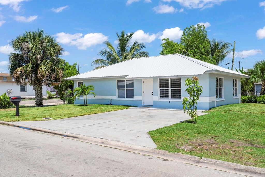 Photo of 561 SW 10th Street, Belle Glade, FL 33430 (MLS # R11091662)