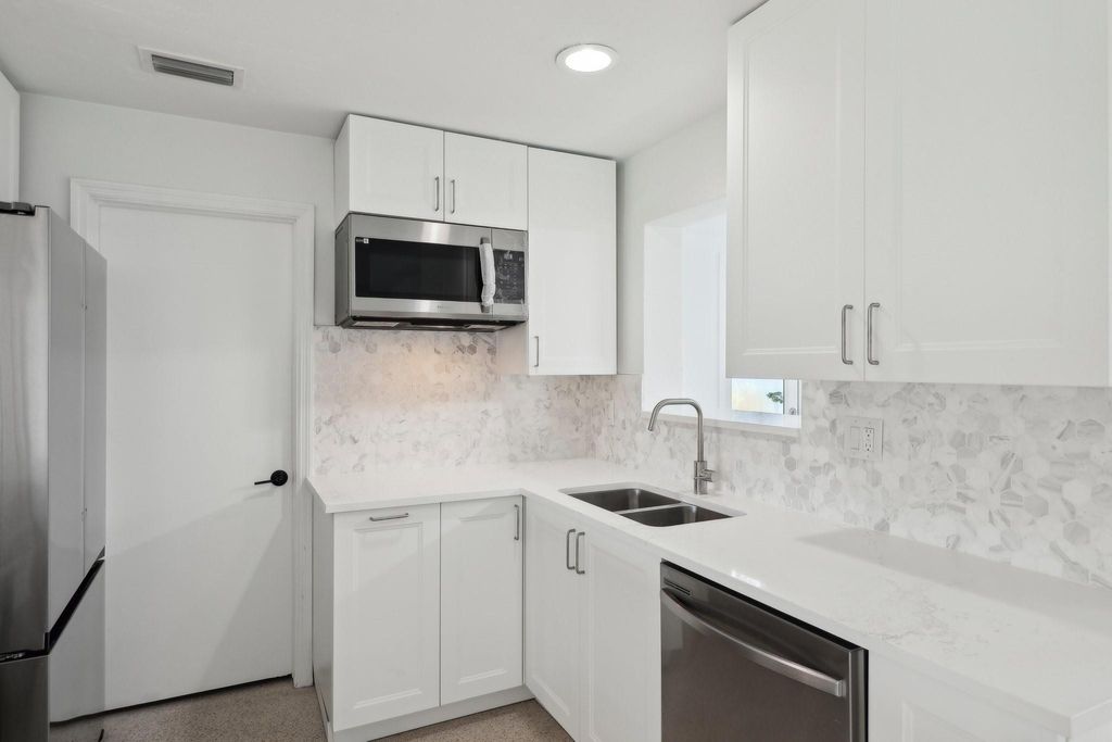 Photo of 1547 NE 39th Street, Oakland Park, FL 33334 (MLS # F10499702)