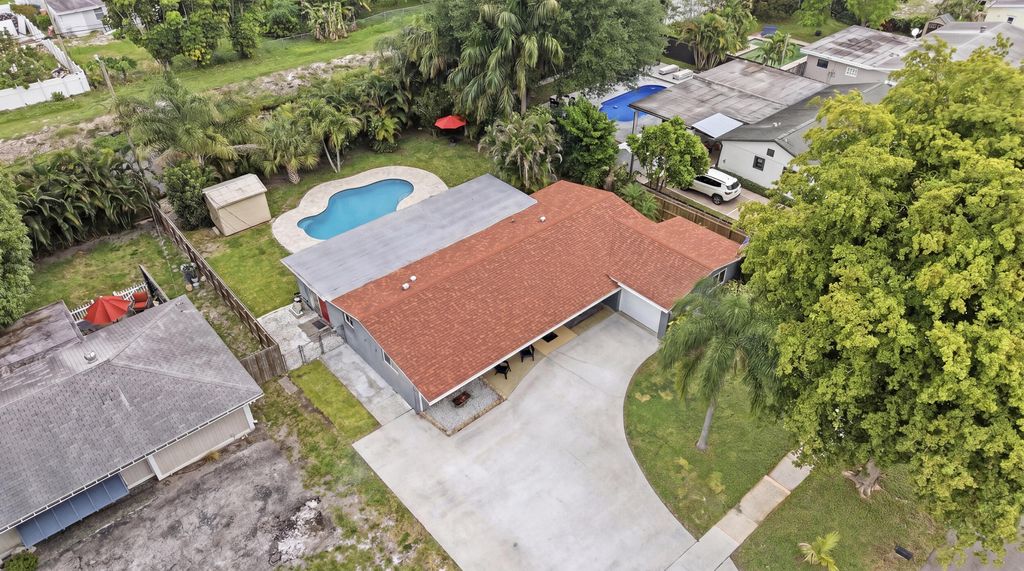 Photo of 316 Riverdale Road, Palm Springs, FL 33461 (MLS # B26016733)