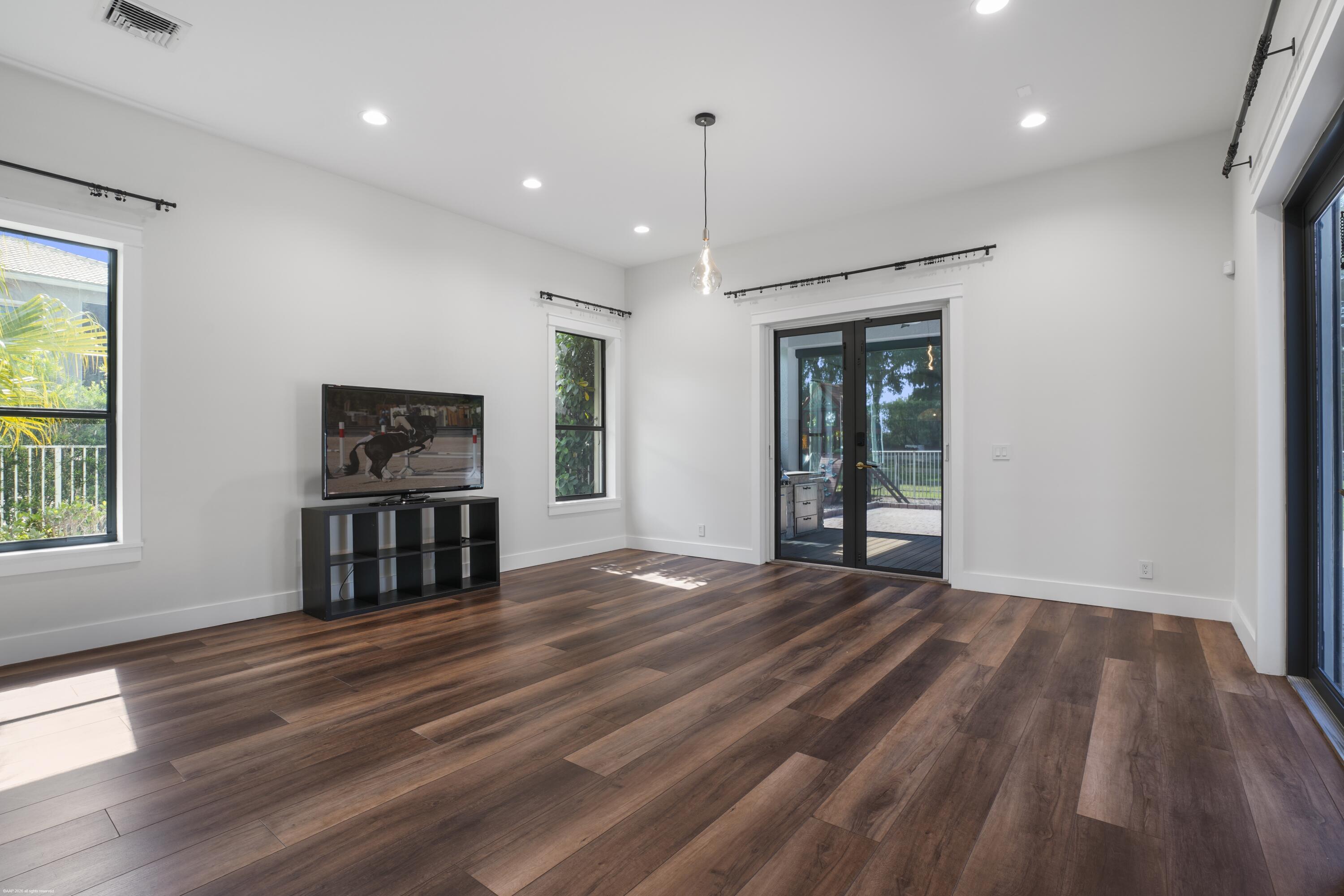 EQUESTRIAN CLUB - Residential