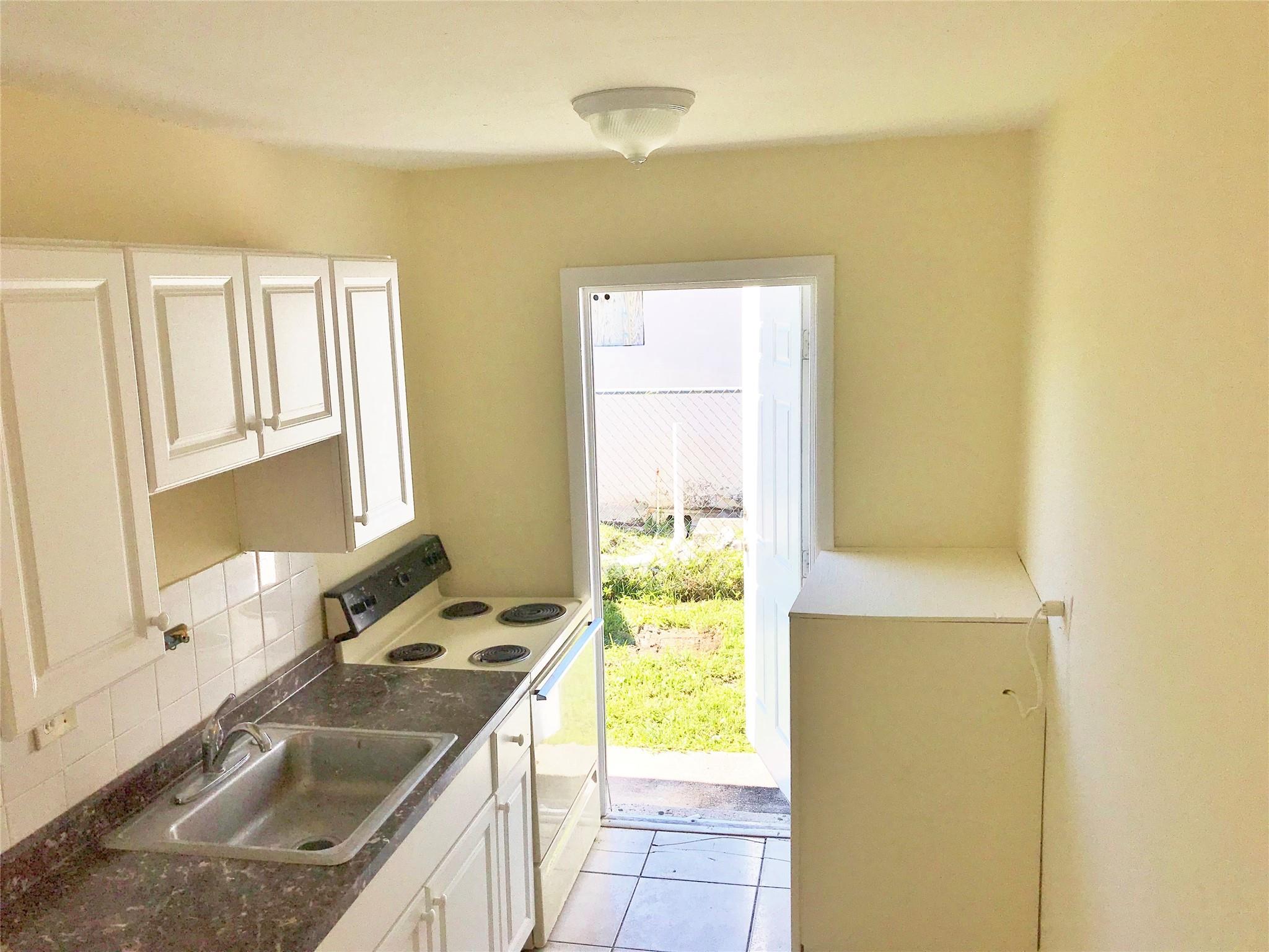 "For Rent" Unit #1 (Front Unit) - Two Bedroom Apartment Located in East Fort Lauderdale - Unit #1 is a 2 Bedroom | 1 Bathroom Unit Available Today - Located in East Ft Lauderdale - FourPlex - Park Steps Away from your Front Door - NOTE: Water & Trash are Included in the Rent, Tenant Pays Electric - "Cheap Rent" Quick, Hassle-Free Approval Process, Hurry will not Last, No Pets.