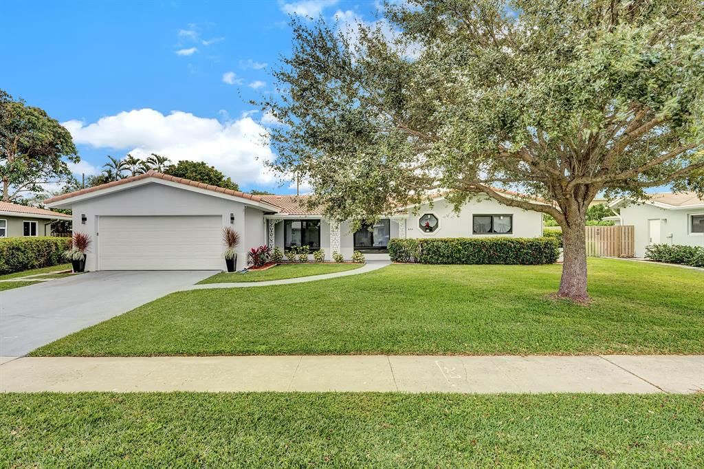Photo of 806 SW 2nd Street, Boca Raton, FL 33486 (MLS # R10776598)