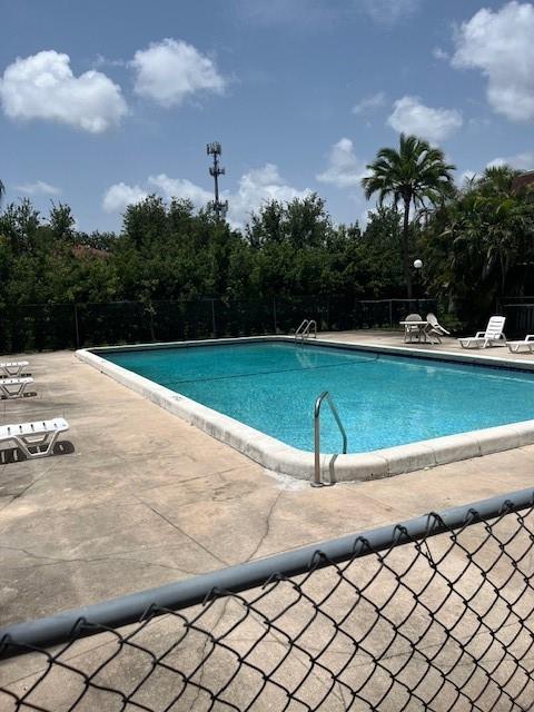 EXCELLENT LOCATION! THIS FIRST FLOOR 1/1 CONDO IS WALKING DISTANCE TO NOVA UNIVERSITY, FLORIDA ATLANTIC, DAVIE COLLEGES. VERY WELL MAINTAINED, KITCHEN UPDATED, BATHROOM CABINET. VERY CLEAN. EZ TO SHOW. LAUNDRY FACILITIES SAME FIRST FLOOR.