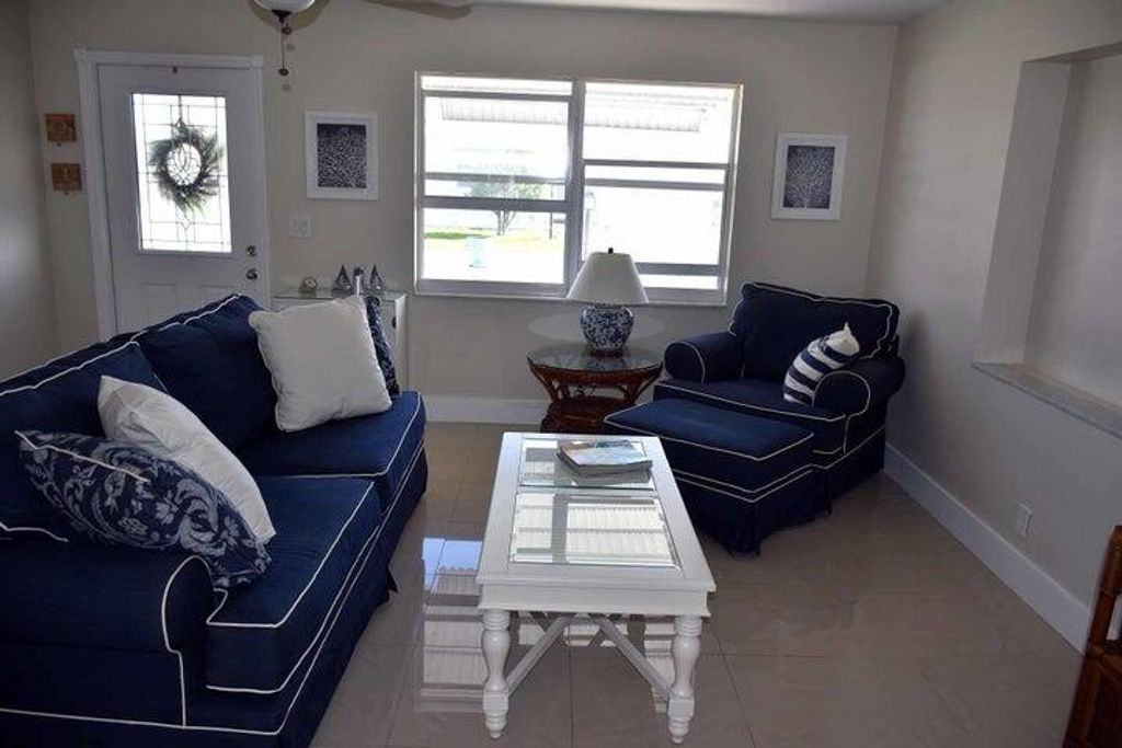 Photo of 911 SW 6th Avenue, Boynton Beach, FL 33426 (MLS # R10967835)
