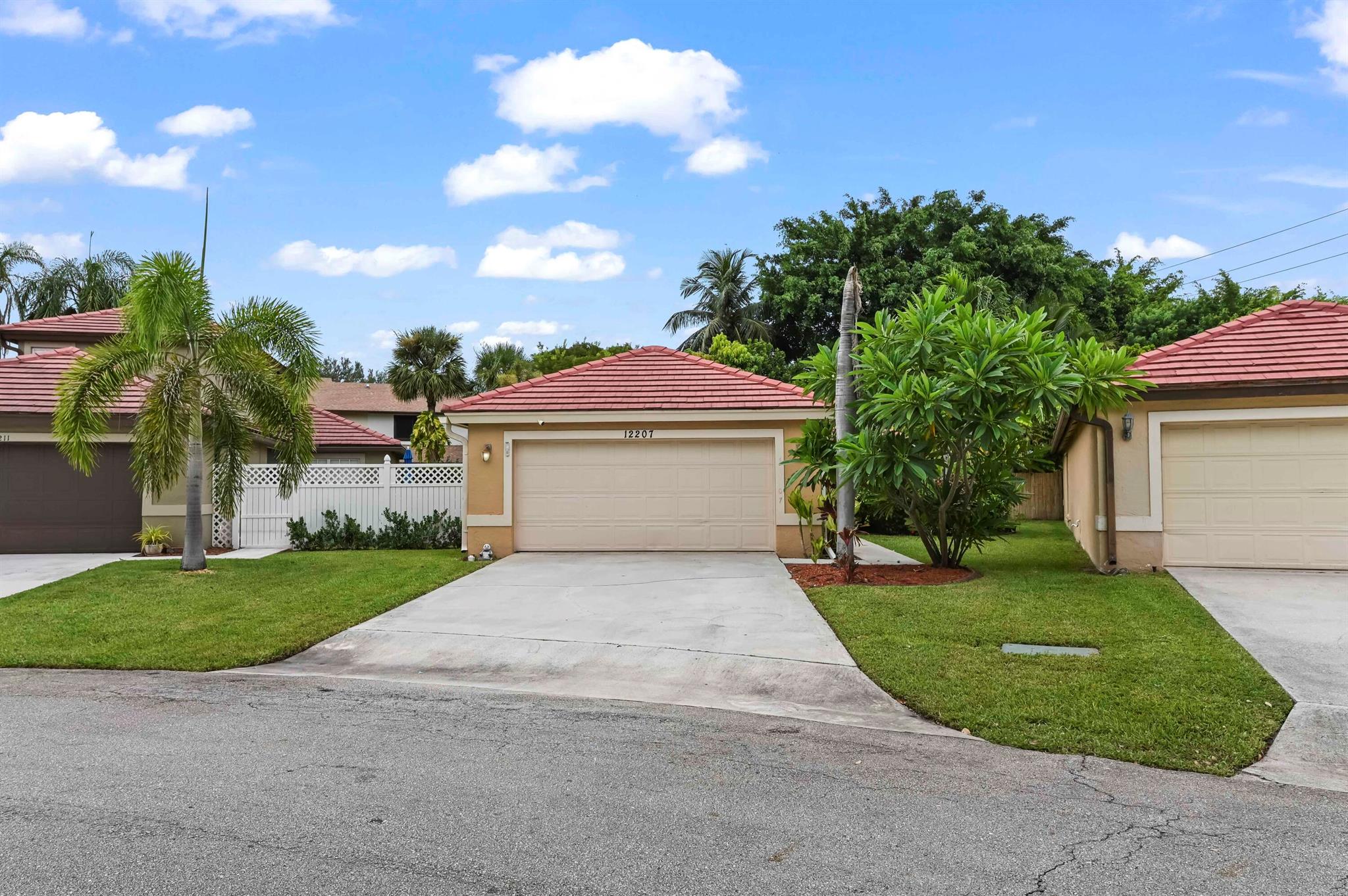 Welcome to Wellington Downs, where comfort and convenience meet in this well-maintained 1-story home offering 1,259 sqft of living space. This property features 3 bedrooms and 2 bathrooms, designed with a split bedroom layout for added privacy.The inviting interior boasts tiled floors throughout, recessed lighting, and crown molding for a modern touch. The kitchen comes equipped with appliances, wood cabinets, counters with bar seating, and plenty of space for meal prep and entertaining.