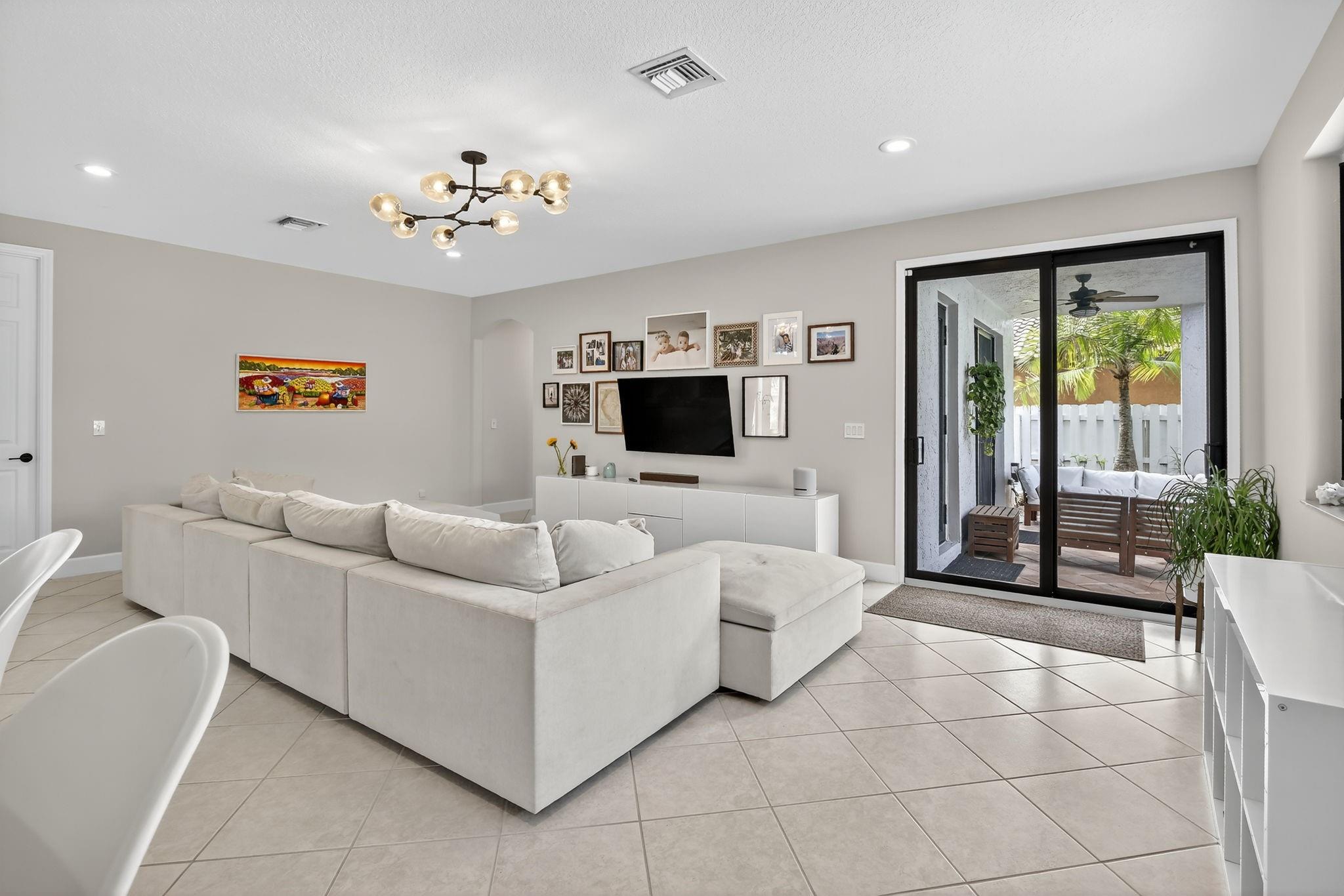 WINDSOR PALMS - Residential