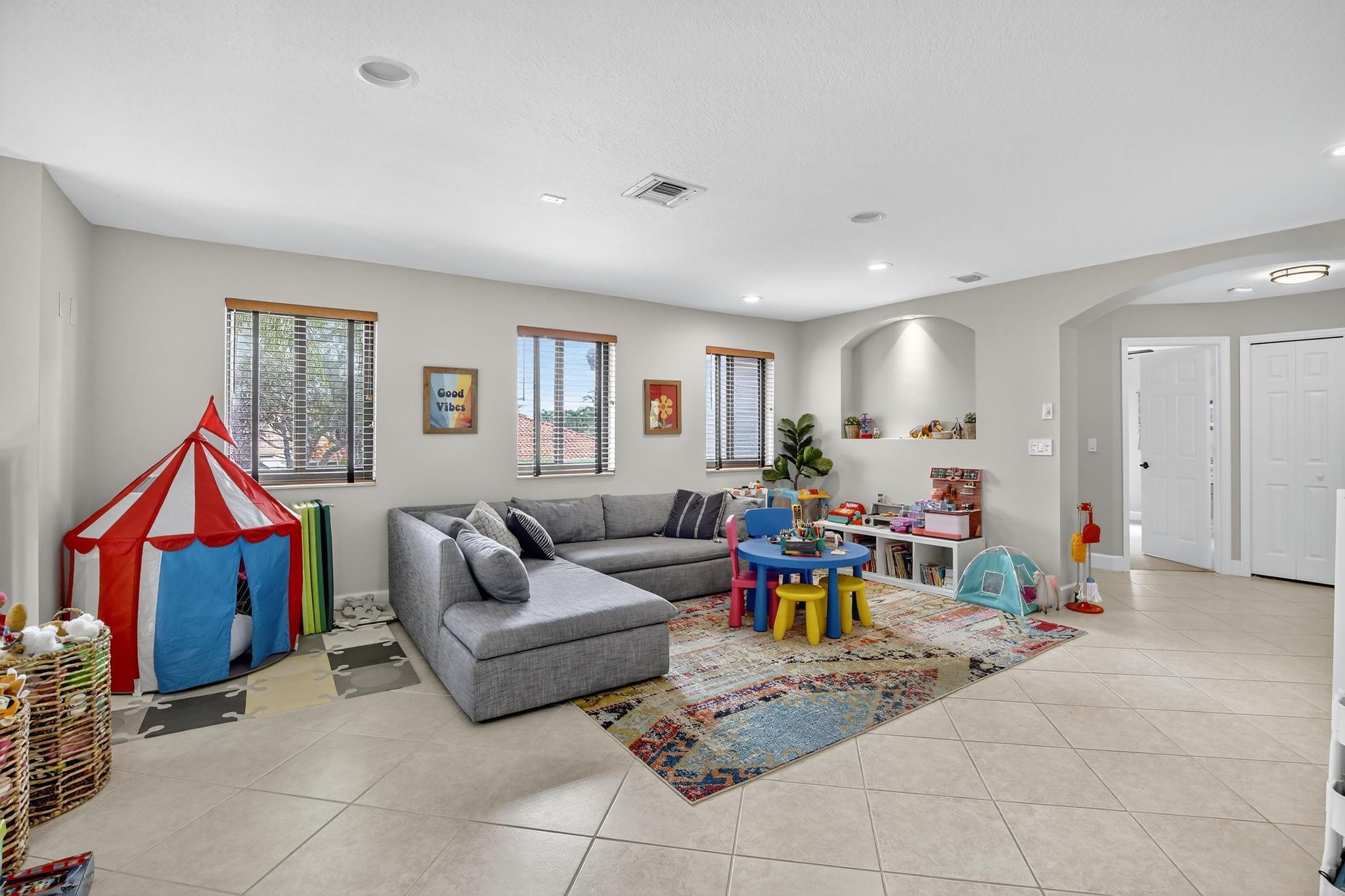 WINDSOR PALMS - Residential