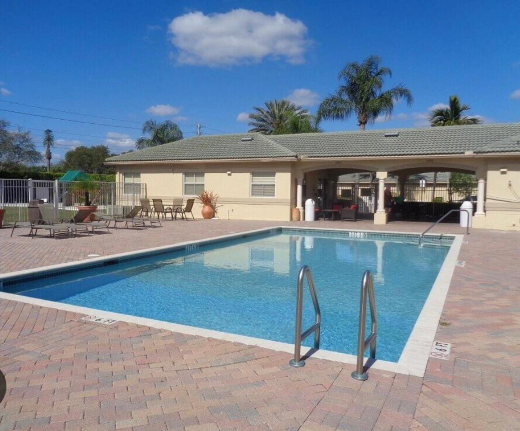 Best location, located on the heart of Wellingtonn!!!2 bedrooms 2 full bath apartment on a gated community. It is close to restaurants, schools and minutes from WEF.