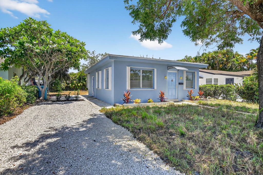 Photo of 910 SE 3rd Street, Boynton Beach, FL 33435 (MLS # R11111167)