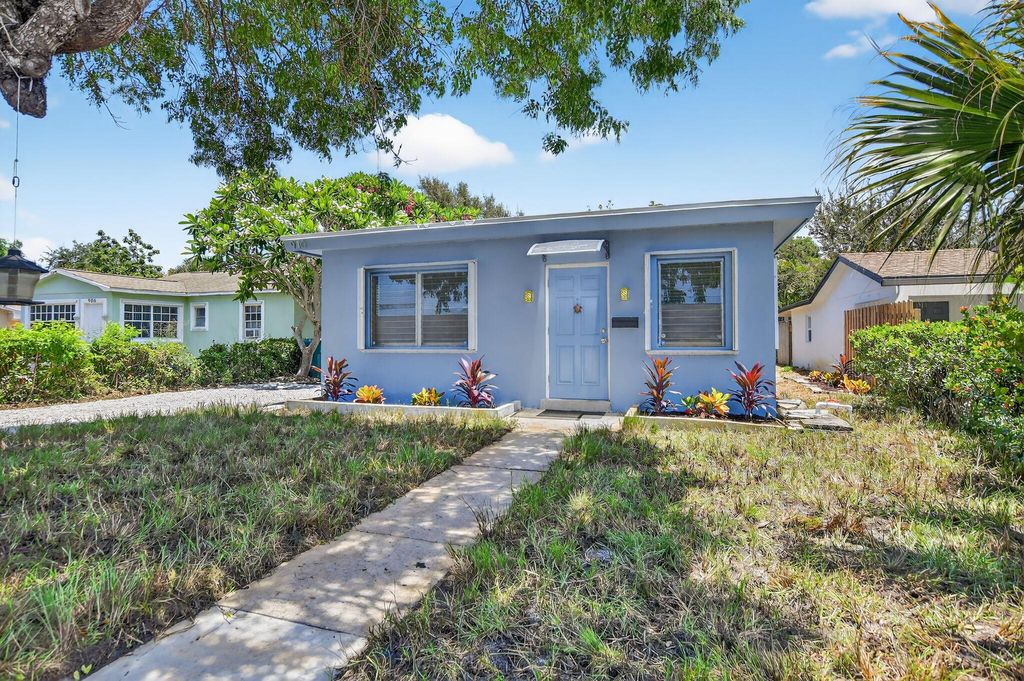 Photo of 910 SE 3rd Street, Boynton Beach, FL 33435 (MLS # R11111167)