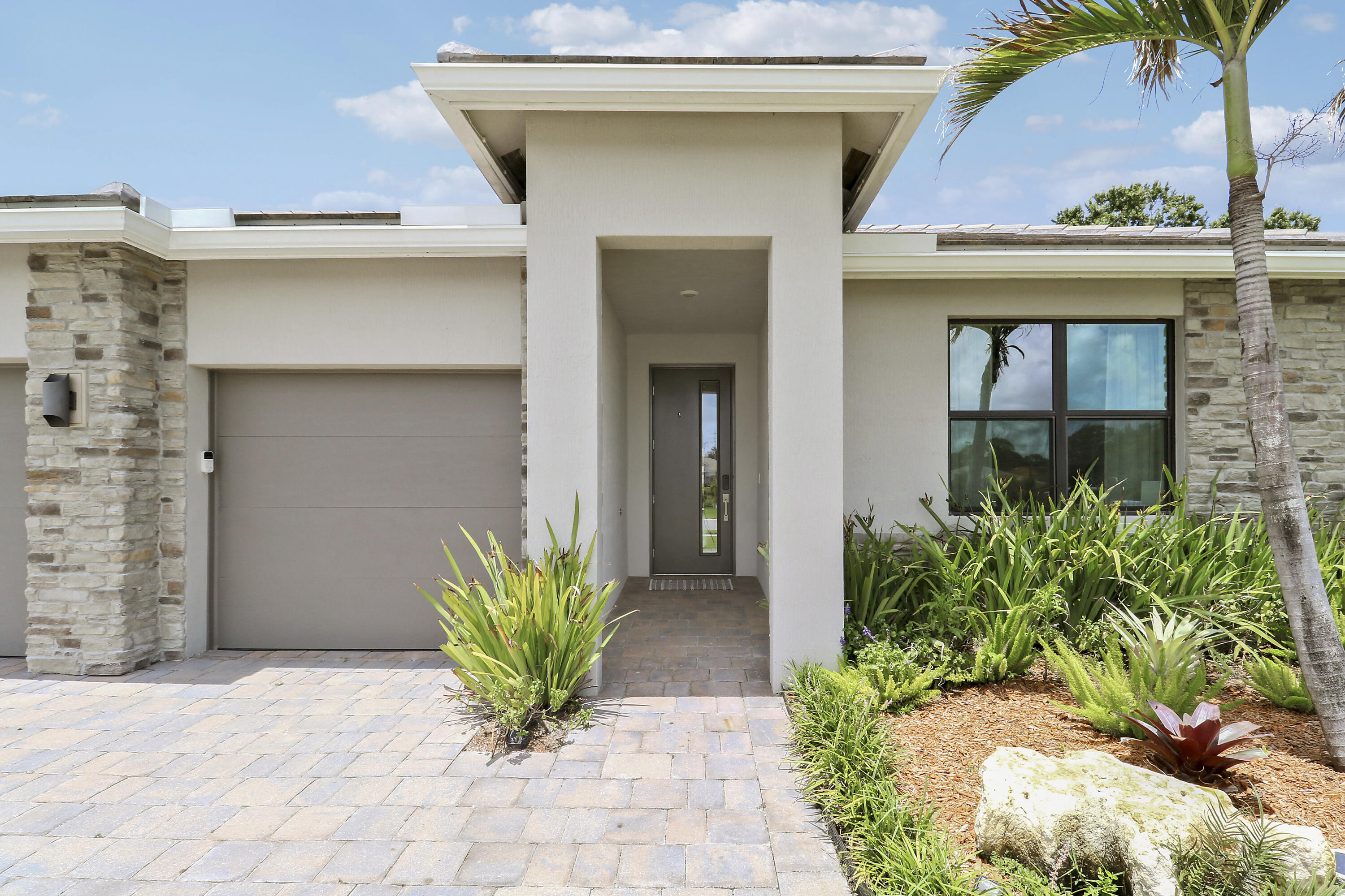 1490 SW Lago Circle